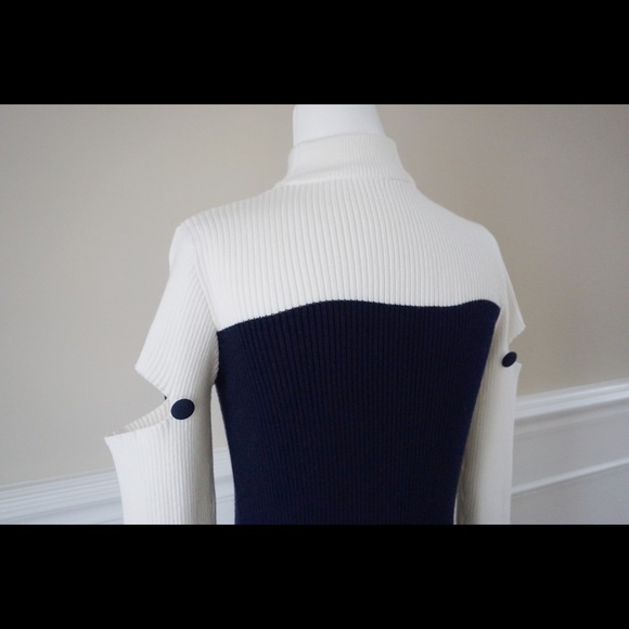 Open cleavage button design knit dress - Picture 5 of 5